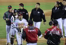'타율 6푼7리' 베테랑도, '볼넷-볼넷' 불안한 마무리도 사령탑은 격려... '개막 3연패' 아찔 스타트에도 선수부터 챙겼다