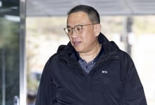 명태균-오세훈측 법정 신경전…고성 오가자 재판부 중재