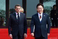 李대통령, 프랑스 국기색 넥타이 매고 마크롱과 포옹…영부인은 두손 '꼭'