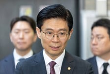 경찰, '공천헌금 의혹' 조정훈 측근 구의원 참고인 조사