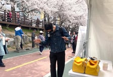 음주·약물 고글 낀 시민들 "핑핑 돌아요"…벚꽃길에서 비틀비틀