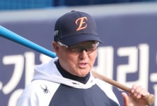 [포토] 김경문 감독 '밝은 표정의 독수리 수장'