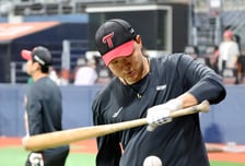 [포토]'한손이면 충분하지!' 키움전 타격훈련하는 이재원