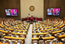 "전쟁 여파에 선방"vs"매표 추경 중독"…여야, 개헌·추경 공방