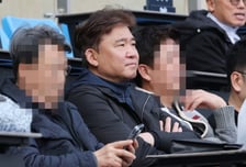 [포토] 김승기 전 감독 '두산 개막전은 직관이지'