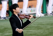 [포토] 대니 구, 바이올린 연주로 감성 폭발