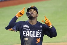 '와' 한화 복덩이 마침내 외인 타율 1위 '초대박'→결국 다시 부른 건 '신의 한 수'였다