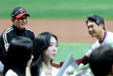 [포토]'잘 부탁합니다' 악수 나누는 염경엽, 설종진 감독
