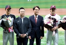 [포토]'키움-LG 고척개막전' 꽃을 든 양팀 감독과 주장들