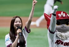 [포토]히어로즈에게 승리를 '고척스카이돔 키움-LG 개막경기' 시구나선 솔지