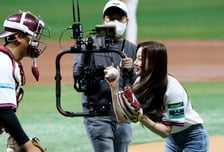 [포토]깨알 화이팅 '고척스카이돔 키움-LG 개막경기' 시구나선 솔지