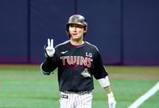 [포토]'1회초 안타출루' 신민재