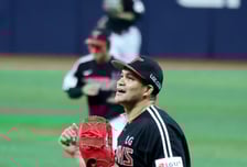 [포토]'1회말 병살로 위기 넘긴' 치리노스