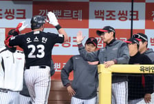 [포토]염감독 축하 '4회초 추격 솔로홈런' 오스틴