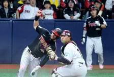 [포토]'어딜 감히' 오스틴 잡은 김건희