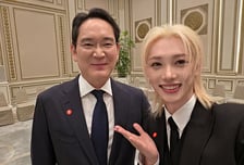 "이재용복" 스키즈 필릭스, 이재용과 '셀카'...마크롱 여사와 '볼 뽀뽀'