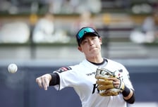 닮은꼴 박진만 감독도 감탄 "이강민 최소 3~4년 차인 줄, 신인 같지 않게 여유 있다"