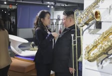 김정은 가슴에 손가락 '콕'...최고 존엄에 감히? "주애만 가능"