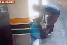 쓰레기 탈탈 털어 봉투만 훔쳐 갔다...CCTV 딱 걸린 '쓰봉'도둑