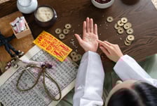 "2029년까지 예약 꽉 찼어요" 점집 '바글바글'...2030 몰려가는 이유