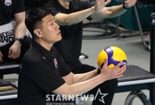 눈시울 붉힌 '패장' 김영래 대행 "내가 부족했다"... '정규 1위' 도로공사의 씁쓸한 봄, 사령탑 잃고 '3연패' [장충 현장]