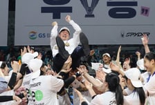 [포토] 이영택 감독 '감동의 우승 헹가래'