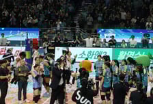 [포토] 이영택 감독이 우승기 밑에서 머리를 감싸쥔 이유는