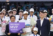 [포토] MVP 실바 '우승 메달은 딸 시아나에게'
