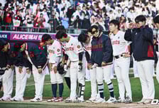 '패패패패패패' 롯데, 홈팬들에 정말 너무했다... 피치클락 위반 볼넷→폭투→폭투→볼넷 자멸 '충격' 역전패