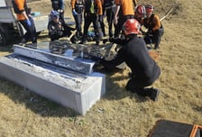 묘지서 대형 비석 바로 세우다...60대 직원 깔려 숨져