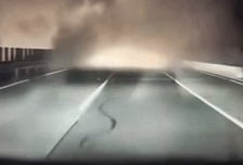 "뿌연 연기에 코 앞도 안 보이는데"...테슬라, 충돌 직전 스스로 피했다