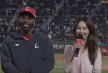 외국인 선수 당황한 기색..."노래하자" 어눌한 발음 따라 한 아나운서