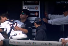 '선수 다칠까 상대 감독이 깜짝', '주자 밟을까 껑충' KBO 더욱 빛내는 '리스펙트 문화' [신화섭의 스포츠 인사이드]