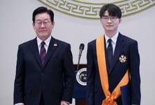이재명에 표창받은 페이커, '기념우표' 나온다…10월 발행