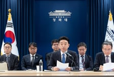 [속보]강훈식 "호르무즈 해협 선박 내 국민 안전 매일 체크…2주 정도 식량 비치"