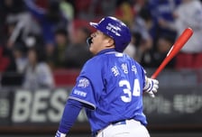 '데일 홈 송구 나비효과' 병살 피한 삼성, KIA에 '1:3→10:3' 대역전쇼! 최형우 스리런포+4타점 미쳤다 [광주 현장리뷰]