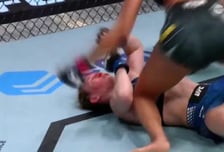 '살인적인 KO' 여성 격투기 스타 아찔한 기절 사건 "역대급 니킥→무자비 펀치 쏟아졌다면..." 목숨 진짜 위태로웠다