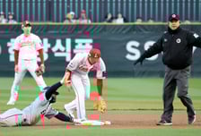 [포토]'1회초 2루타 출루' 페라자