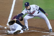 [포토] 이형종, 양의지 포일에 빠른발 승부