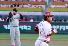 [포토]'류현진 상대로 역전투런' 최정