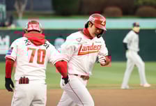 [포토]2-1로 역전한 랜더스, 투런포 최정