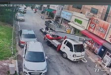 차 뒤 바짝 붙어 '쿵'...100차례 고의 사고→억대 보험금 받은 배달원
