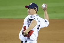 [포토] 이용찬 '1이닝 막아보자'