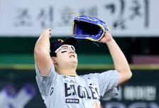 [한번에쓱]4점차에 등판했지만 긴장감 역력 '하지만 9회말 막아냈다!' 김서현