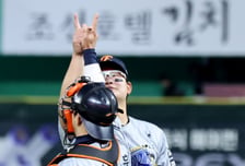 [포토]'최재훈과 승리자축' 김서현