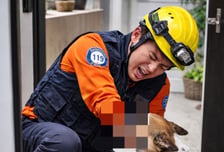 "딸이 쓰러졌어요"...달려간 구급대원, 반려견 입질에 응급처치까지