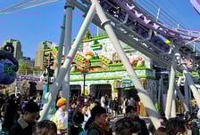 '메이플' 입힌 롯데월드, 가족·MZ 고객 몰리네…방문객 20%↑