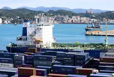 발 묶인 선박들, '통행료' 내고 호르무즈 통과?…트럼프 "큰돈 벌릴 것"