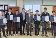 홍선근 KEF 이사장, 평택고교생 6명에게 학업장려금 지급