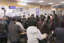 "반값 할인" 오픈 전 200명 줄 섰다...고기·과일 등 카트에 한가득